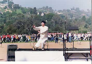 Sun Anguang leading thousand people doing Taichi.